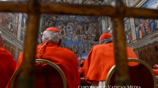 Pendant le conclave, les cardinaux peuvent-ils se parler de… l&rsquo;élection du pape ?