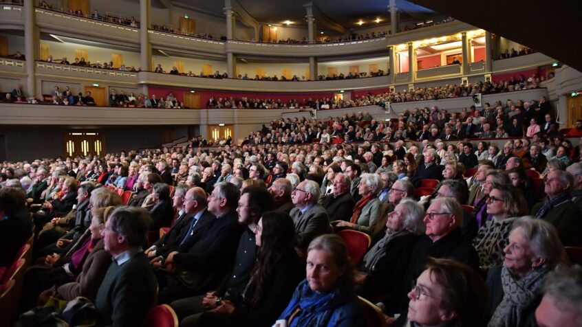 Un cardinal étranger, un grand nom du BEL20 et… Bart De Wever: découvrez le programme 2025-2026 des Grandes Conférences Catholiques