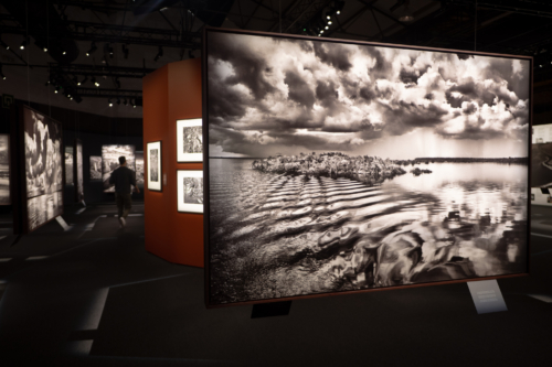 Vue de l'exposition Amazonia à Bruxelles. © Tempora © Sebastião Salgado