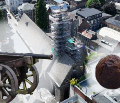 Liège: découverte inédite d&rsquo;un boulet de canon logé depuis 457 ans dans un clocher d&rsquo;église