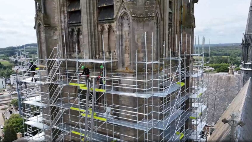 Un lifting de haute voltige pour la tour de l’église Saint-Martin d’Arlon