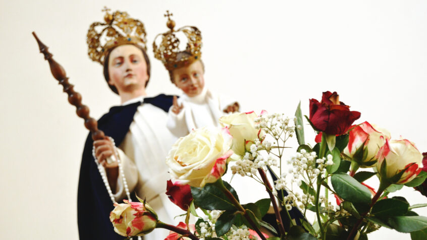 Découvrez pourquoi le lys symbolise à la fois la Vierge Marie et les rois de France