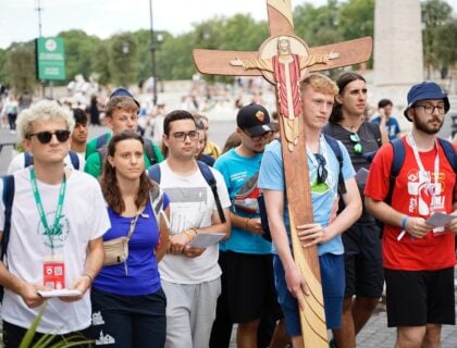 Les jeunes Belges sont à Rome: des sacs à dos détrempés, un service logement débordé mais des visages joyeux