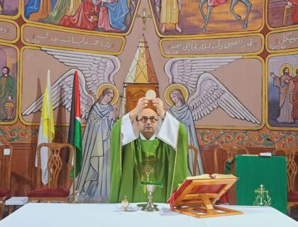 Attaque israélienne sur la paroisse catholique de Gaza, le père Romanelli blessé