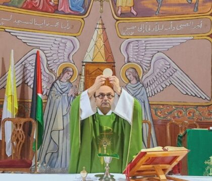 Attaque israélienne sur la paroisse catholique de Gaza, le père Romanelli blessé