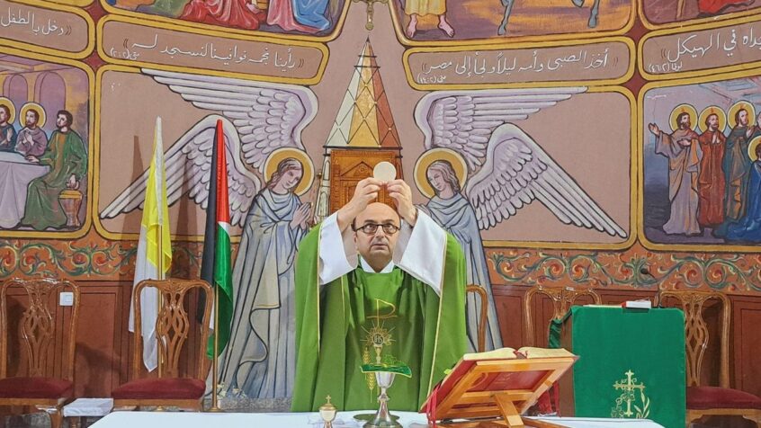 Attaque israélienne sur la paroisse catholique de Gaza, le père Romanelli blessé