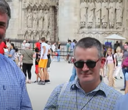 « Ce pèlerinage s&rsquo;est fait de façon un peu surprenante »: 75 Bruxellois ont rendu visite à Notre-Dame de Paris…