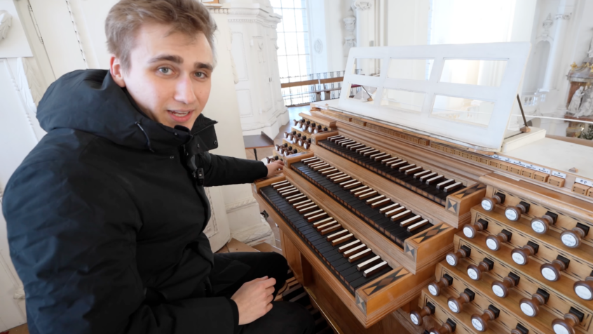 Paul Fey, le youtubeur qui explore les plus beaux orgues du monde… dont un joyau belge !