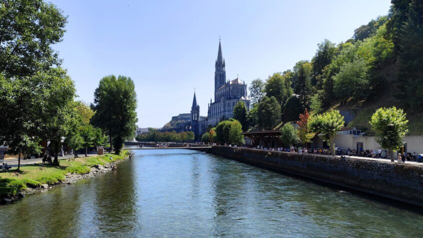« Nous n’étions jamais venus à Lourdes » : en pèlerinage avec des personnes précarisées