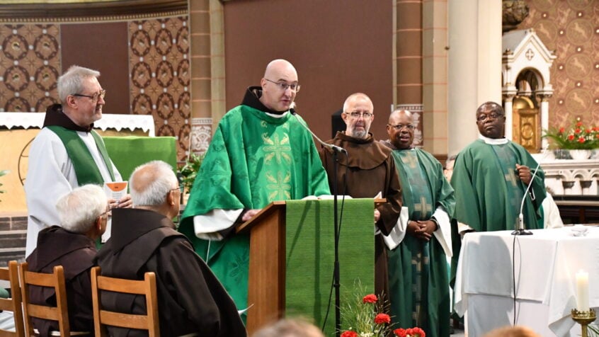 Mgr Terlinden installe une fraternité franciscaine à Saint-Gilles