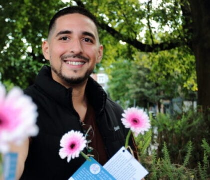 Une distribution géante de fleurs pour briser la solitude des aînés