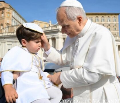 Rite tridentin, fidèles LGBT+, relations diplomatiques: que retenir de la première interview du pape Léon XIV ?