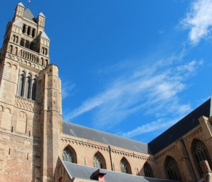 Ce dimanche, l&rsquo;évêque de Bruges a ordonné trois nouveaux diacres… au lieu de quatre. Mais pourquoi donc?