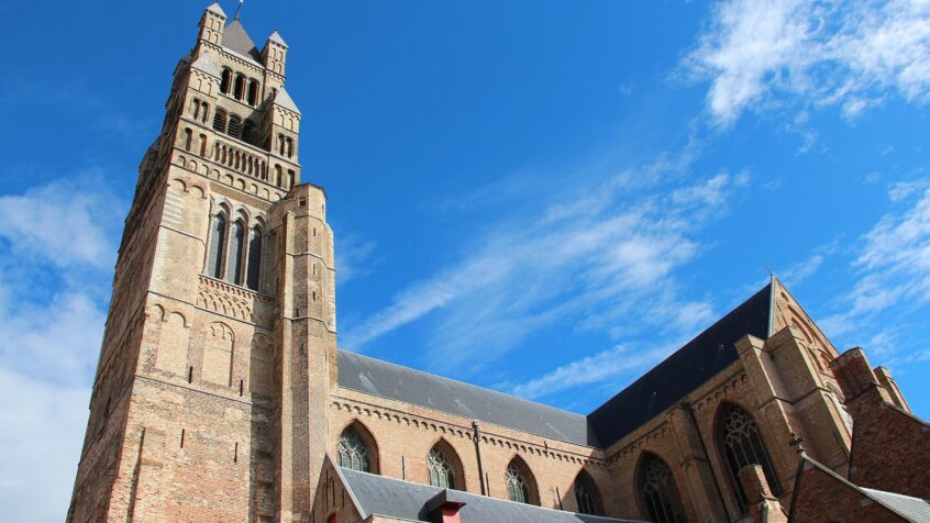 Ce dimanche, l&rsquo;évêque de Bruges a ordonné trois nouveaux diacres… au lieu de quatre. Mais pourquoi donc?