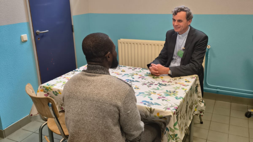 Là où l&rsquo;espoir et le désespoir s&rsquo;affrontent : l’archevêque Luc Terlinden en visite au centre fermé de Merksplas