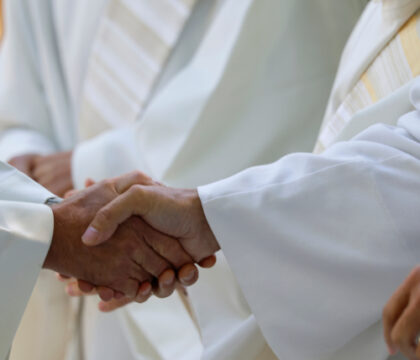 Pour la théologie dite « politique », accueillir la paix du Christ implique de construire un monde meilleur