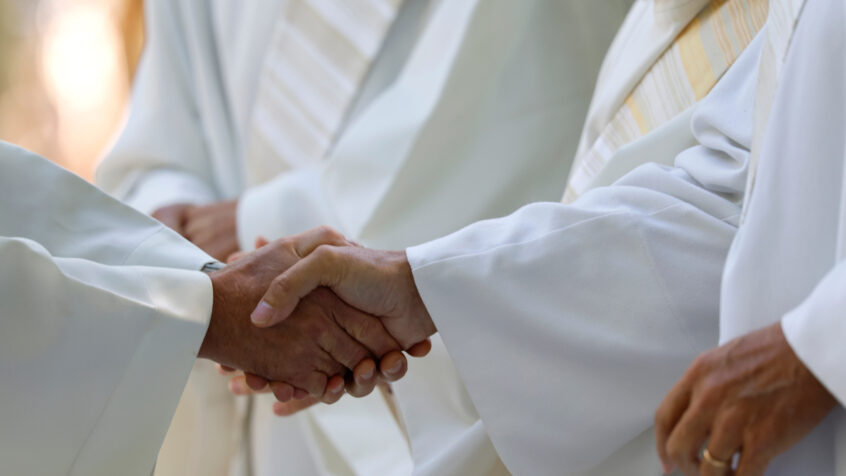 Pour la théologie dite « politique », accueillir la paix du Christ implique de construire un monde meilleur