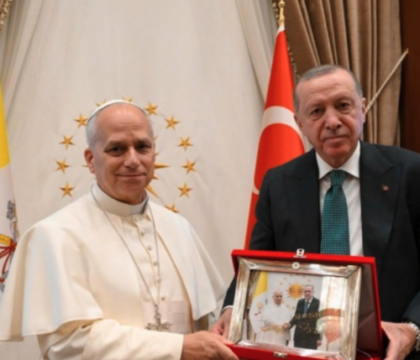 Entretien avec Erdogan, hommage à Atatürk, discours inaugural : revivez la première journée de Léon XIV en Turquie