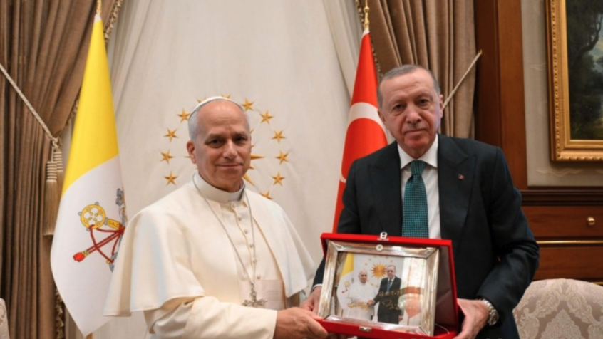 Entretien avec Erdogan, hommage à Atatürk, discours inaugural : revivez la première journée de Léon XIV en Turquie