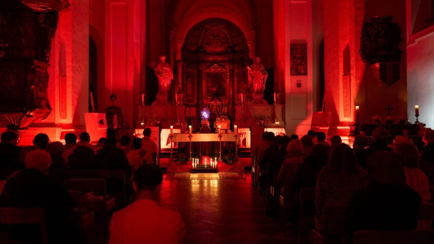 Persécution des chrétiens : pour la première fois, le Parlement européen s&rsquo;illuminera de rouge ce mercredi !