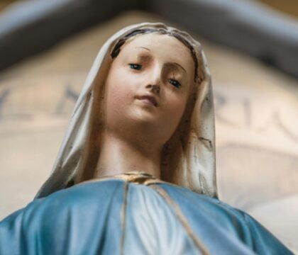 Dévotion mariale : la Vierge Marie est la Mère du peuple fidèle, et non co-rédemptrice