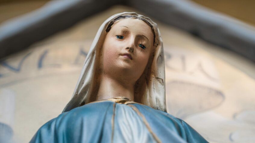 Dévotion mariale : la Vierge Marie est la Mère du peuple fidèle, et non co-rédemptrice