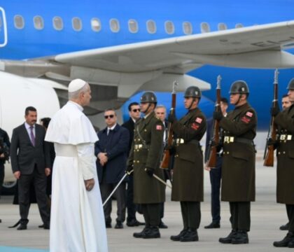 Léon XIV est arrivé en Turquie, début de son premier voyage apostolique