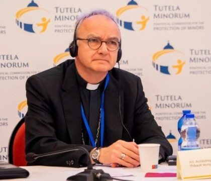 « Une chaise vide »: Mgr Verny évoque un souvenir marquant de sa rencontre avec les survivants belges