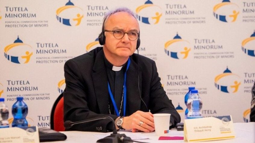 « Une chaise vide »: Mgr Verny évoque un souvenir marquant de sa rencontre avec les survivants belges