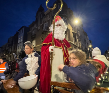 600 enfants en procession pour accueillir saint Nicolas : un moment magique à Ixelles !