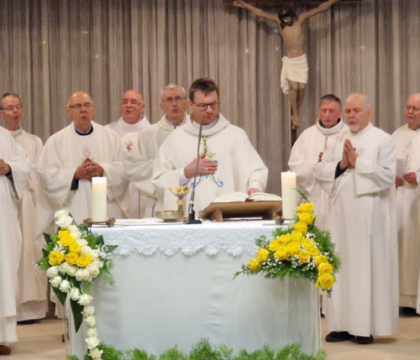 Mgr Lejeusne a présidé sa première messe en tant qu&rsquo;évêque de Namur… et a reçu un petit cadeau !