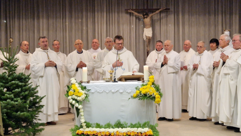 Mgr Lejeusne a présidé sa première messe en tant qu&rsquo;évêque de Namur… et a reçu un petit cadeau !