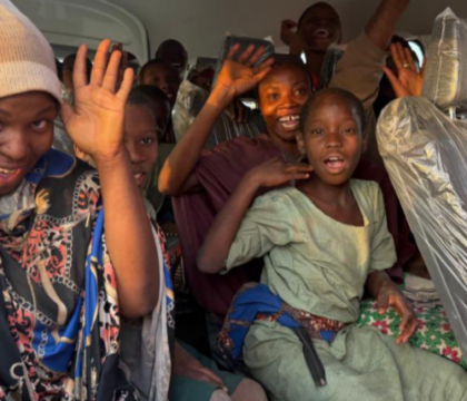 Immense soulagement à la veille de Noël : les 130 enfants kidnappés au Nigeria ont été libérés