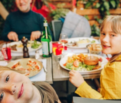 Phénomène &lsquo;no kids&rsquo; : Quand l’enfant se voit exclu de nos lieux de loisirs