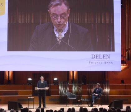 La séduisante (et très drôle) leçon du Premier ministre De Wever à la tribune des Grandes Conférences Catholiques…