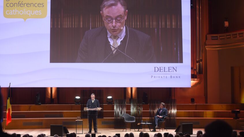 La séduisante (et très drôle) leçon du Premier ministre De Wever à la tribune des Grandes Conférences Catholiques…