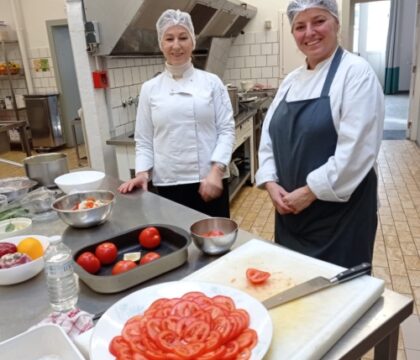 Drita et Monda, cordons bleus du Grand Séminaire, se préparent pour l&rsquo;ordination de Mgr Lejeusne