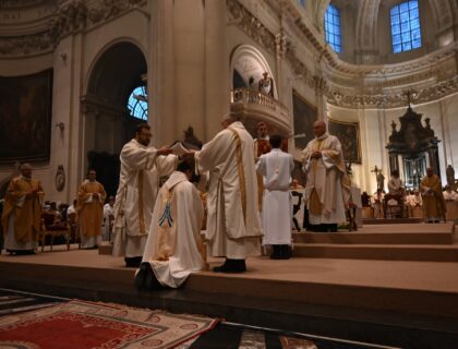 « Ca y est, c&rsquo;est fait »: Mgr Fabien Lejeusne est devenu évêque de Namur ce dimanche au cours d&rsquo;une célébration solennelle et joyeuse