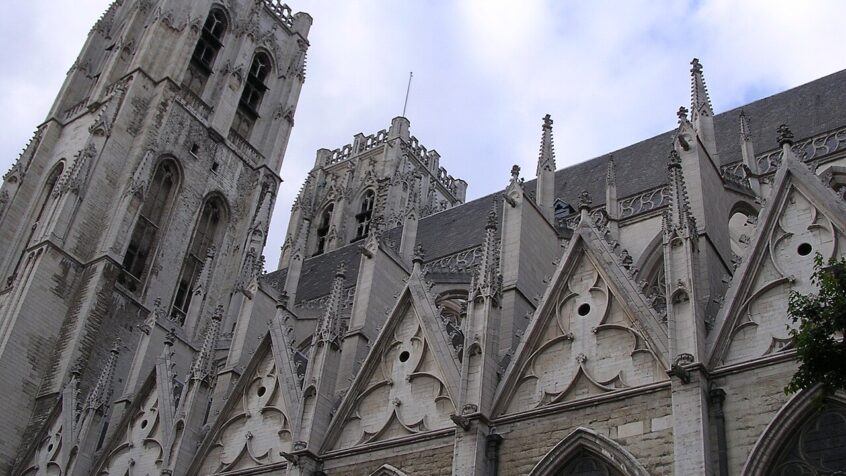 Le Roi et la Reine seront à la cathédrale de Bruxelles ce dimanche : mais qu&rsquo;est-ce qu&rsquo;une messe pontificale ?