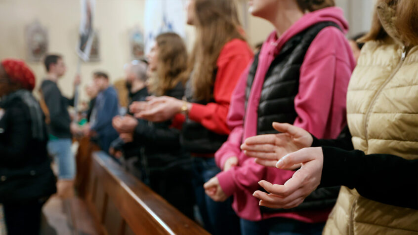 A la rencontre de ces jeunes qui (re)découvrent la foi : « Nous voulons réveiller notre fierté d’être chrétien »