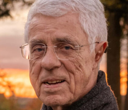 Mais au fond, comment l’homme a-t-il été créé ? « Par un baiser créateur », répond Luc Lannoye
