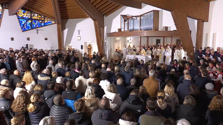 « Il n’y a pas grand-chose à dire. Le fait d’être présent me paraît essentiel »: l&rsquo;Eglise se place aux côtés des victimes de Crans-Montana