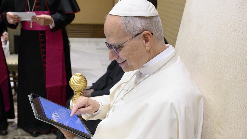 « L’accès à des données ne doit pas être confondu avec l’intelligence » : ce que dit le pape Léon de l&rsquo;IA