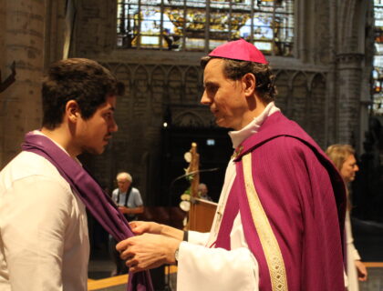 Forte hausse continue du nombre de baptêmes d&rsquo;adultes dans l&rsquo;Église catholique en Belgique