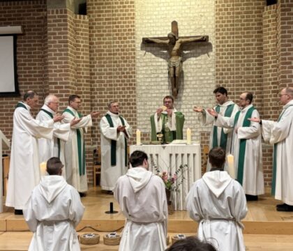 « Laissez-vous surprendre » : Mgr Fabien Lejeusne à la messe des étudiants à Louvain-la-Neuve