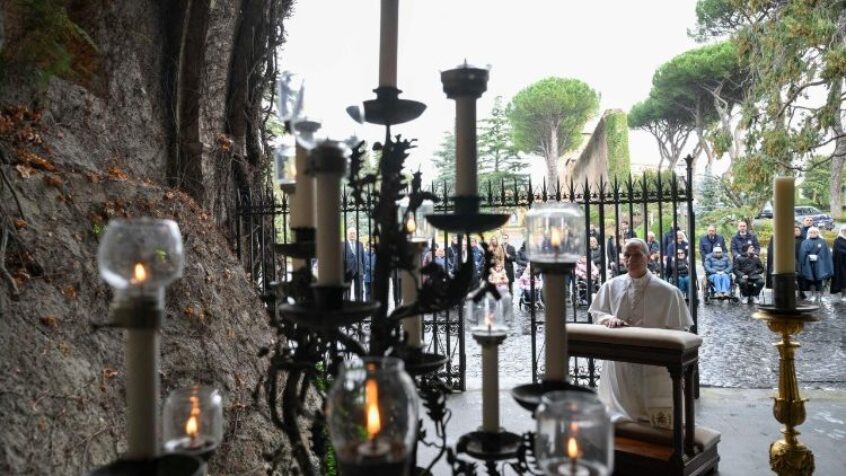 Le Pape à la grotte de Lourdes du Vatican pour la Journée mondiale du malade