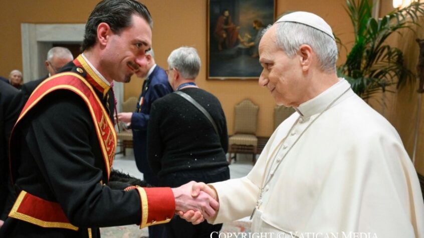 « Le Pape a trouvé mon uniforme très beau »: un des derniers Suisses d’église de Belgique reçu par Léon XIV