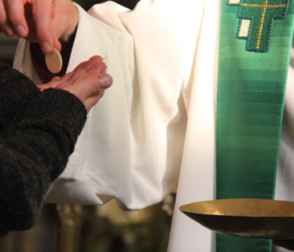 Célébrations et liturgie : participer à l&rsquo;eucharistie suppose une initiation à ses rites