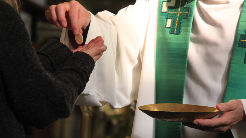 Célébrations et liturgie : participer à l&rsquo;eucharistie suppose une initiation à ses rites
