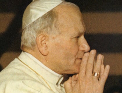 « Il ne s’est pas tant battu contre le mal, mais pour le bien »: Laetitia Calmeyn décrypte l&rsquo;héritage de Jean-Paul II